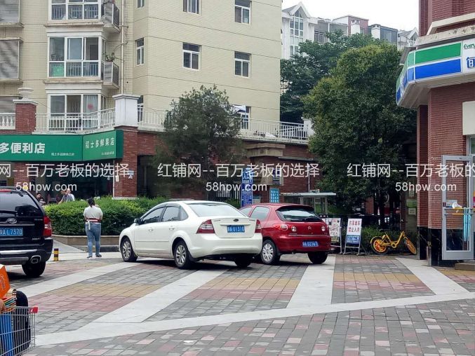 未央凤城二路小区门口第 一家60平空铺出租