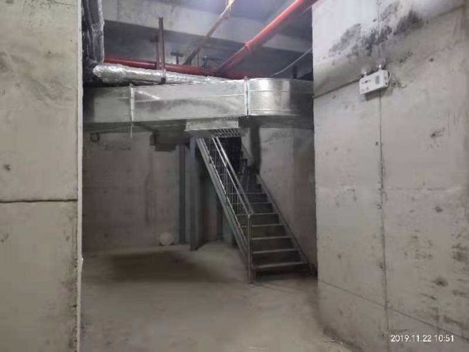 未央区盛龙广场100平空铺招租  业态不限