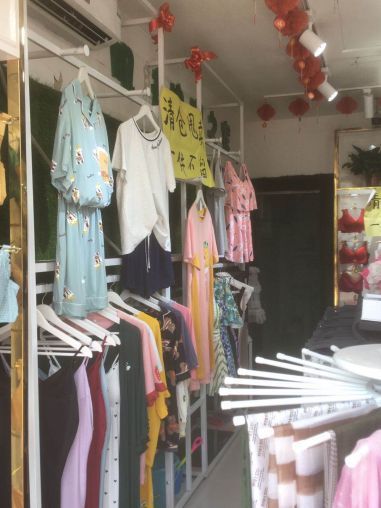 鄠邑区钟楼人人家超市一楼30平服装店转让