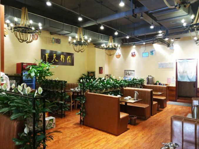 南门外含光北路180平餐饮店大门口靠近学校