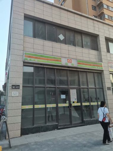 西咸新区立丰昆明时光小区门口70平空铺招租