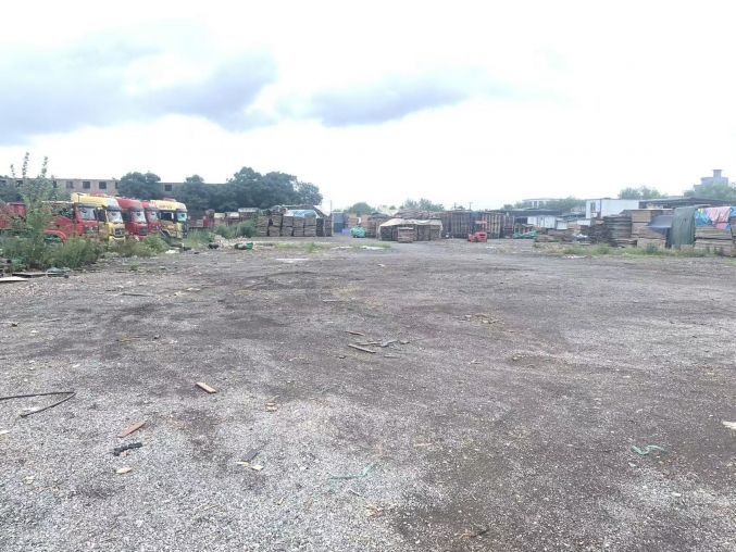 灞桥西韩路边36亩空地可分租半挂车进出方便